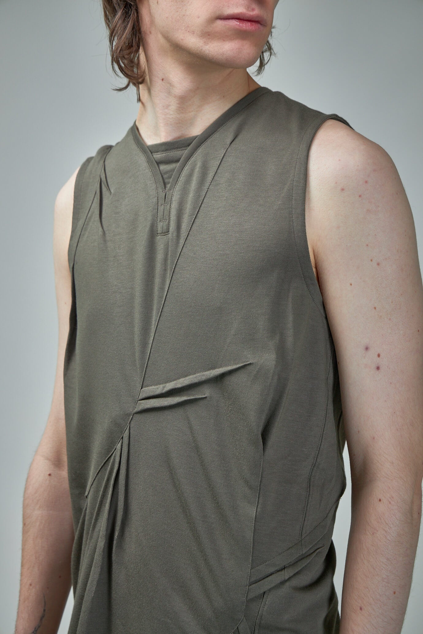 トップス kiko kostadinov DEULTUM DARTED TOP 48 Kiko Kostadinov Men's' Deultum Darted Vest in Khaki | LN-CC®