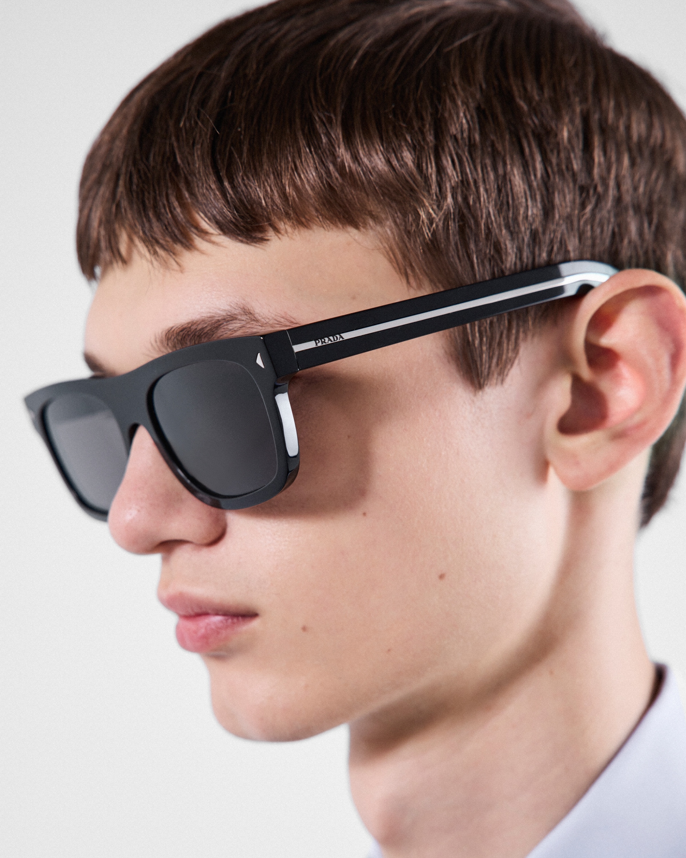 【日本入手困難】Sunglasses with the iconic l plaque cq5dam.web.hebebed.600.600.jpg
