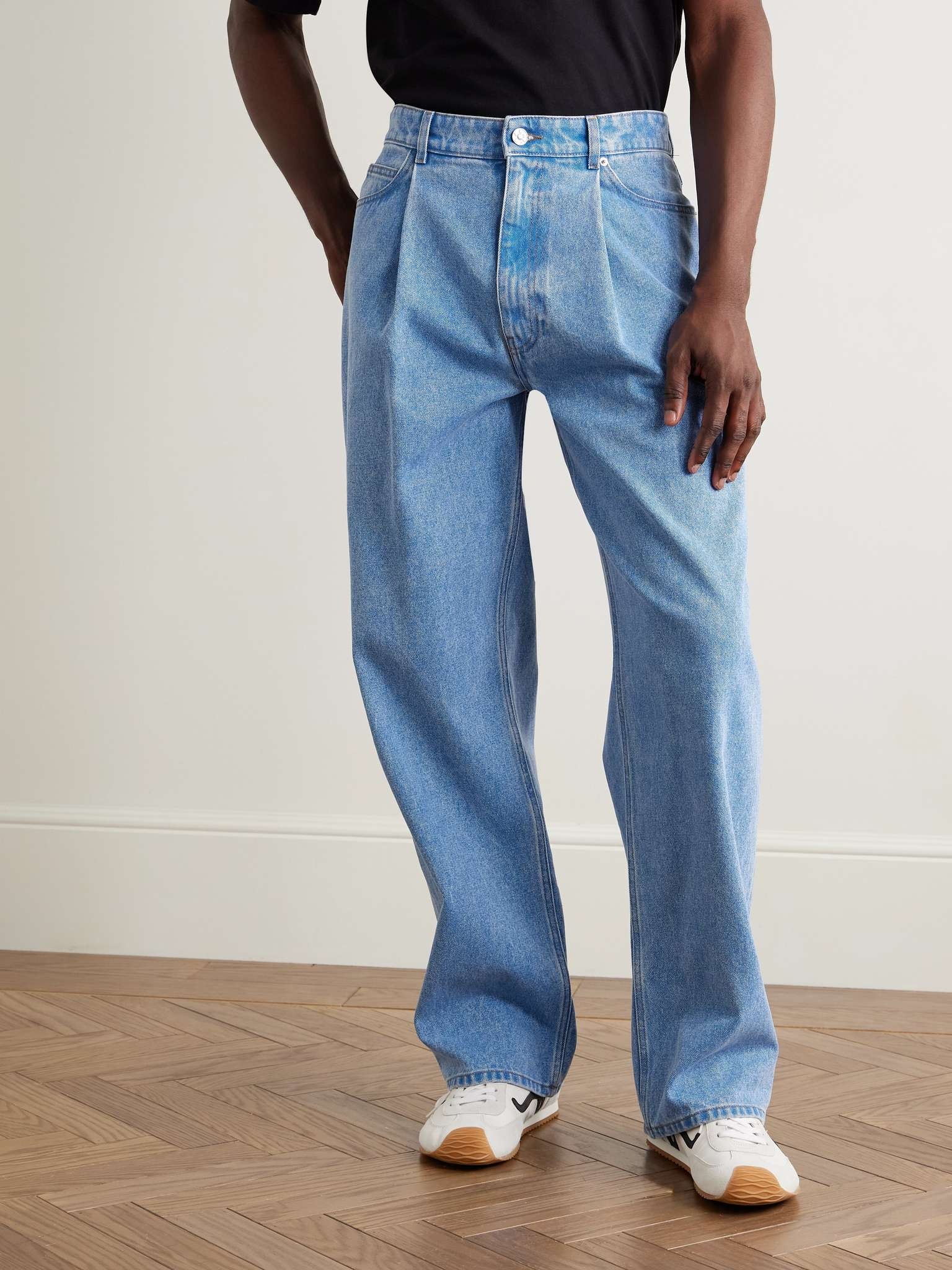 Wide-Leg Pleated Jeans - 3