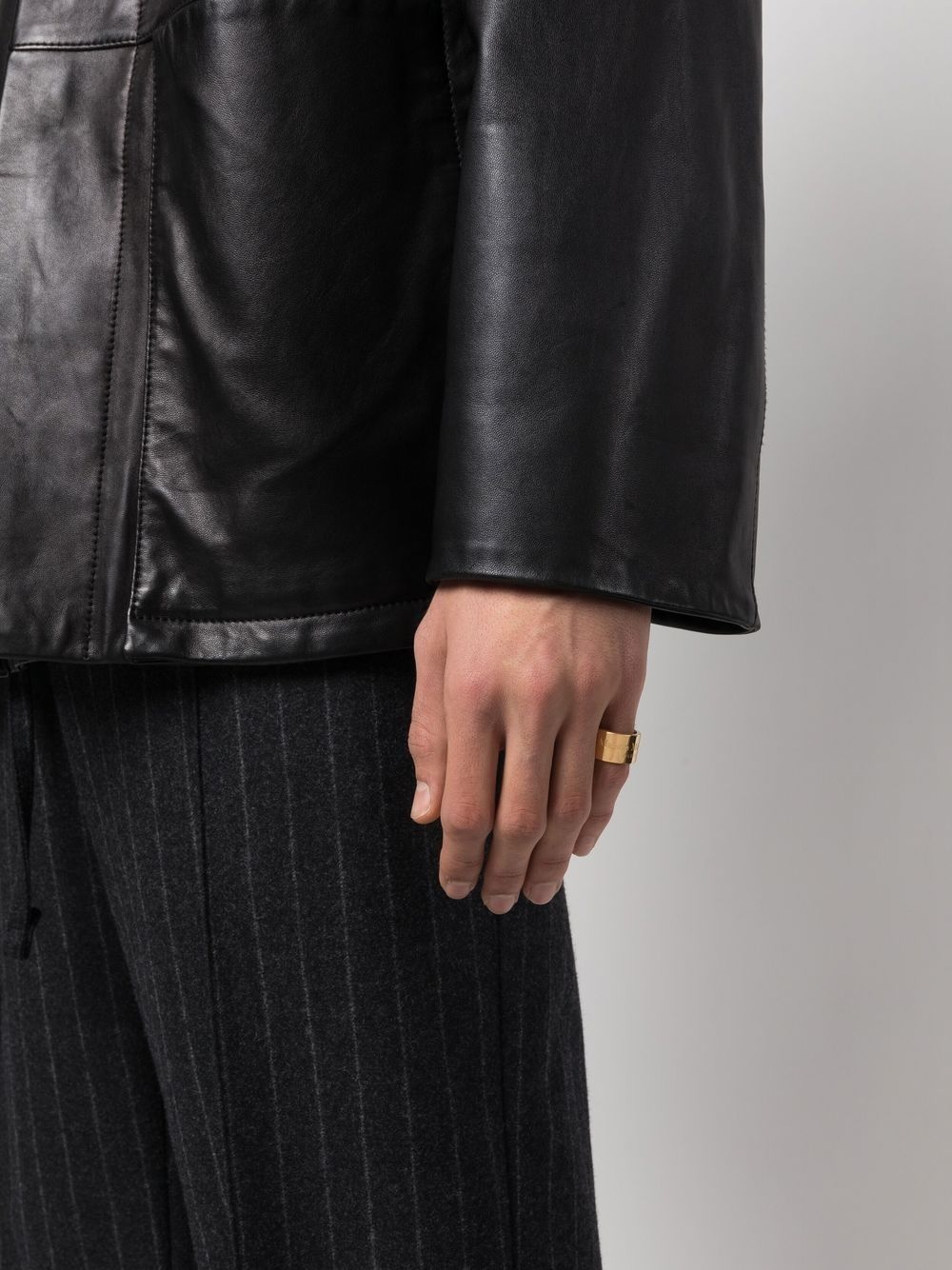 engraved-logo chunky band ring - 2