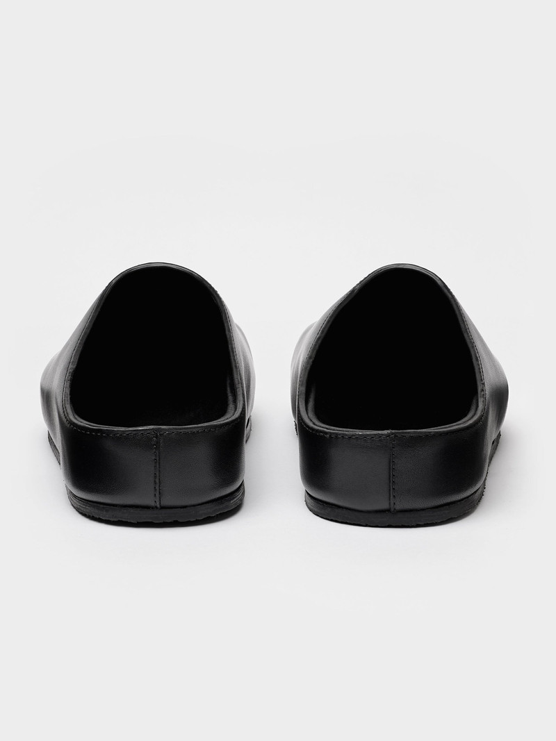 Women's Wearing Clog 1