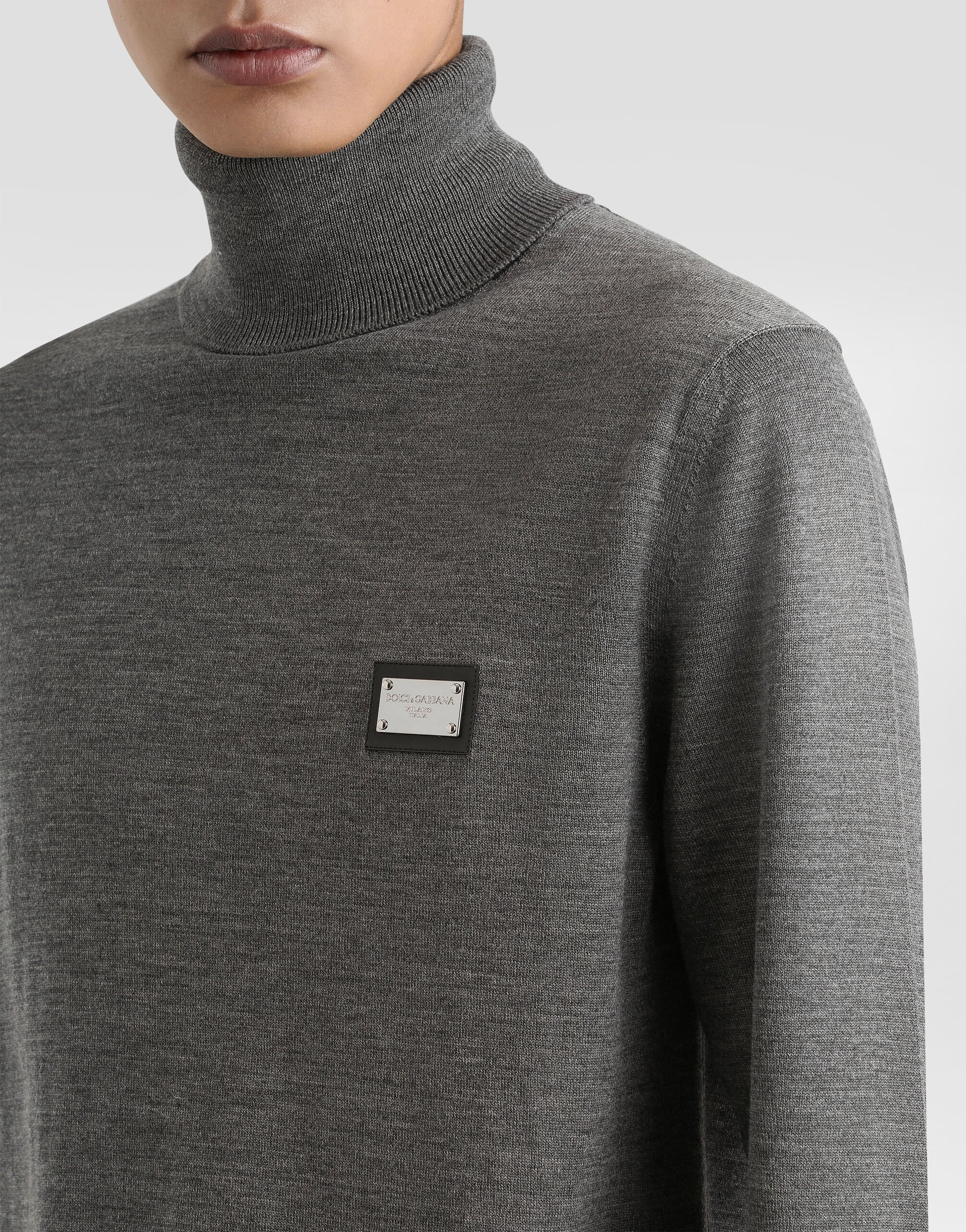Wool turtle-neck sweater with branded tag - 4