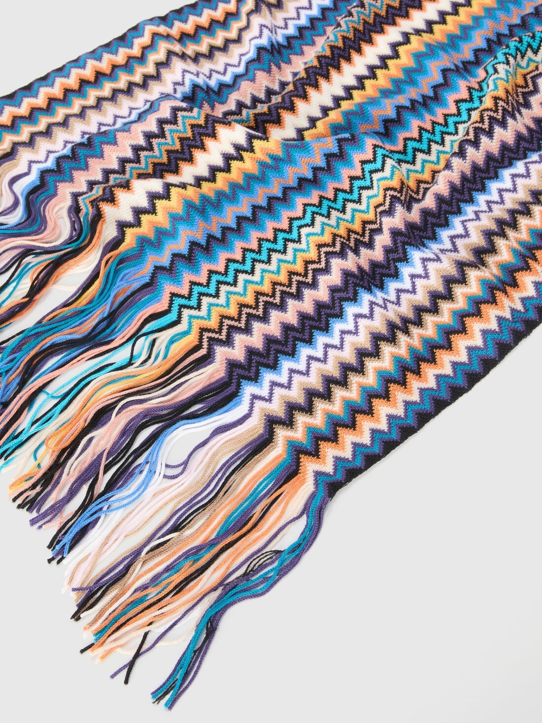 Zig zag wool scarf with fringes 2