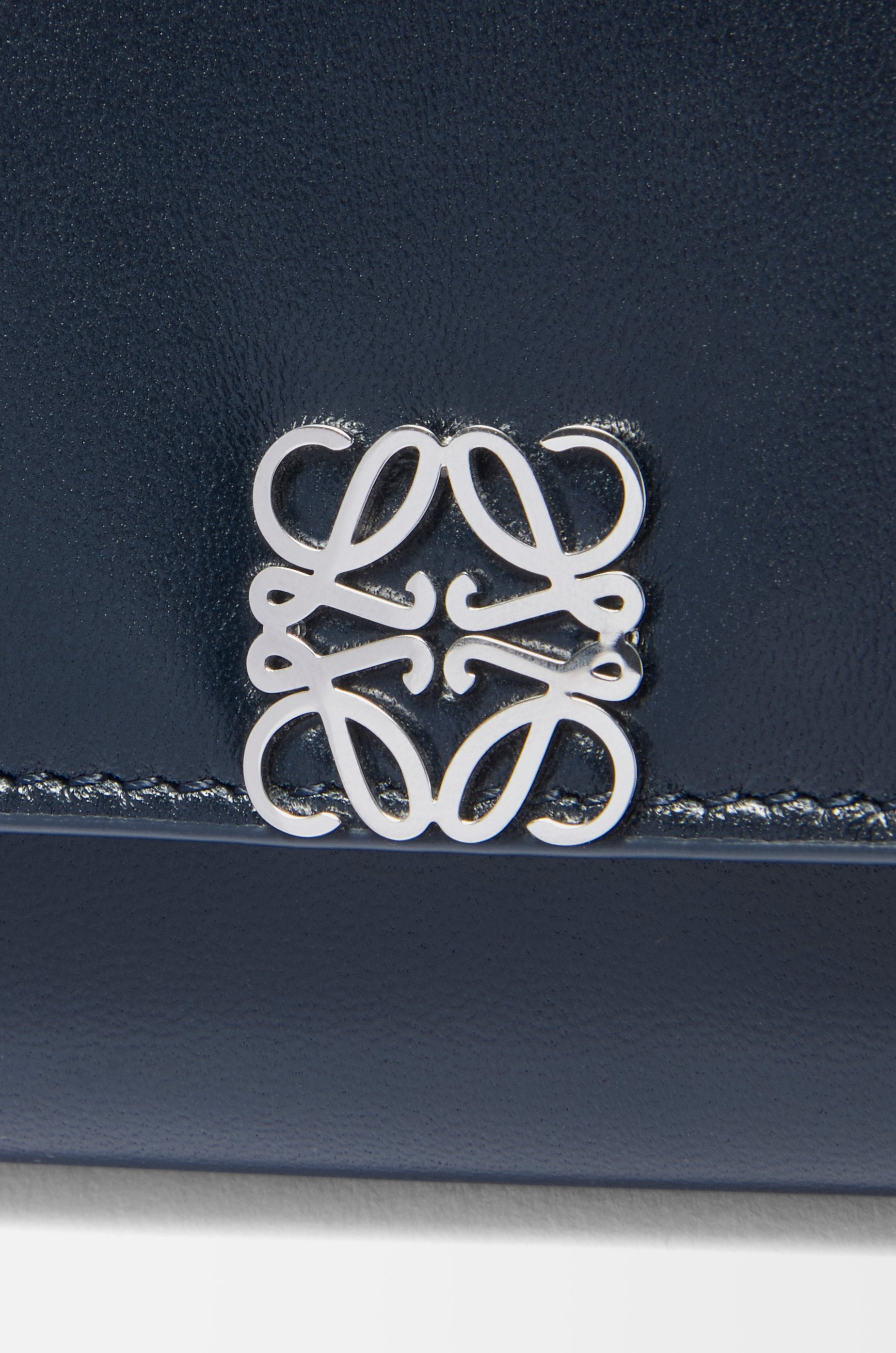 Puffer Anagram small vertical wallet in shiny nappa calfskin - 5