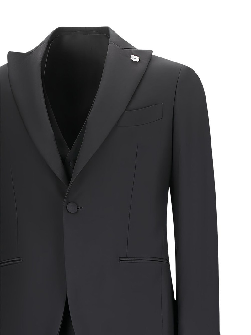 peak-lapels three-pieces suit 3