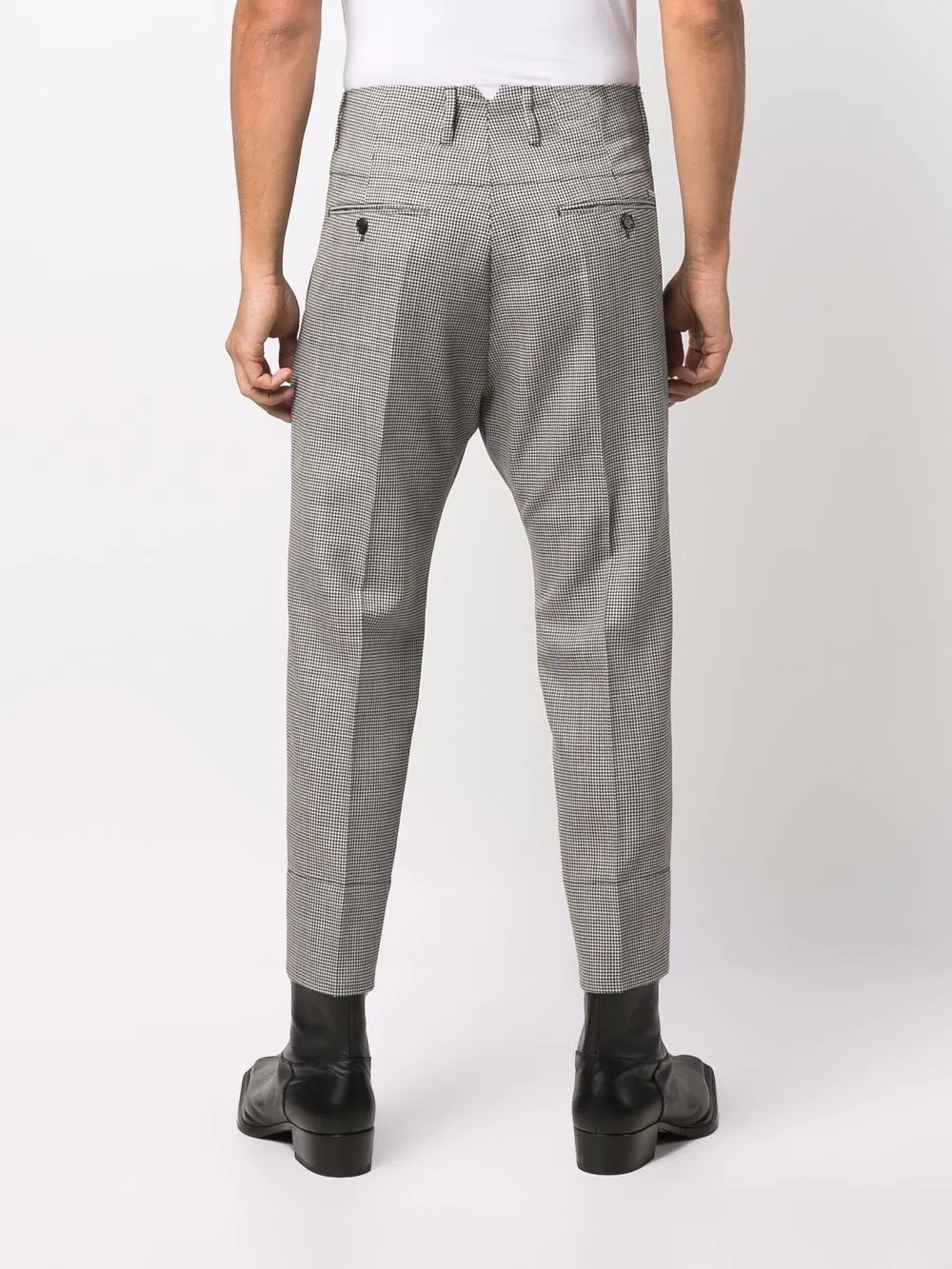 houndstooth-patterned cropped tailored trousers - 4