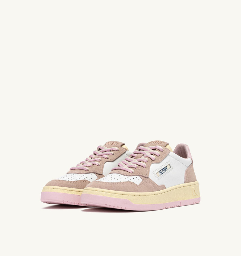 AUTRY MEDALIST LOW SNEAKERS IN PALE LILAC AND PHARD SUEDE AND LEATHER outlook