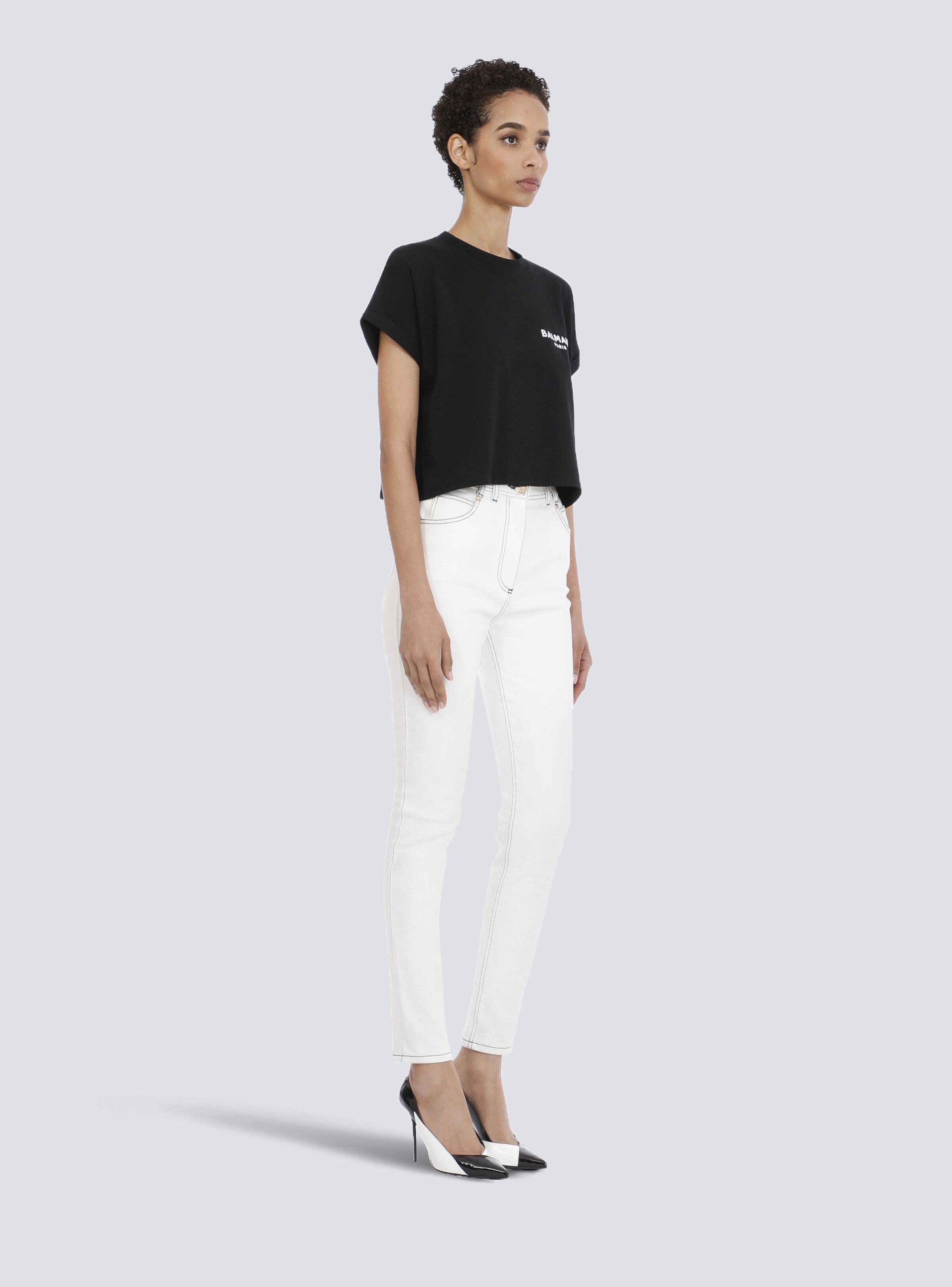 Cropped eco-designed cotton T-shirt with small flocked Balmain logo - 6