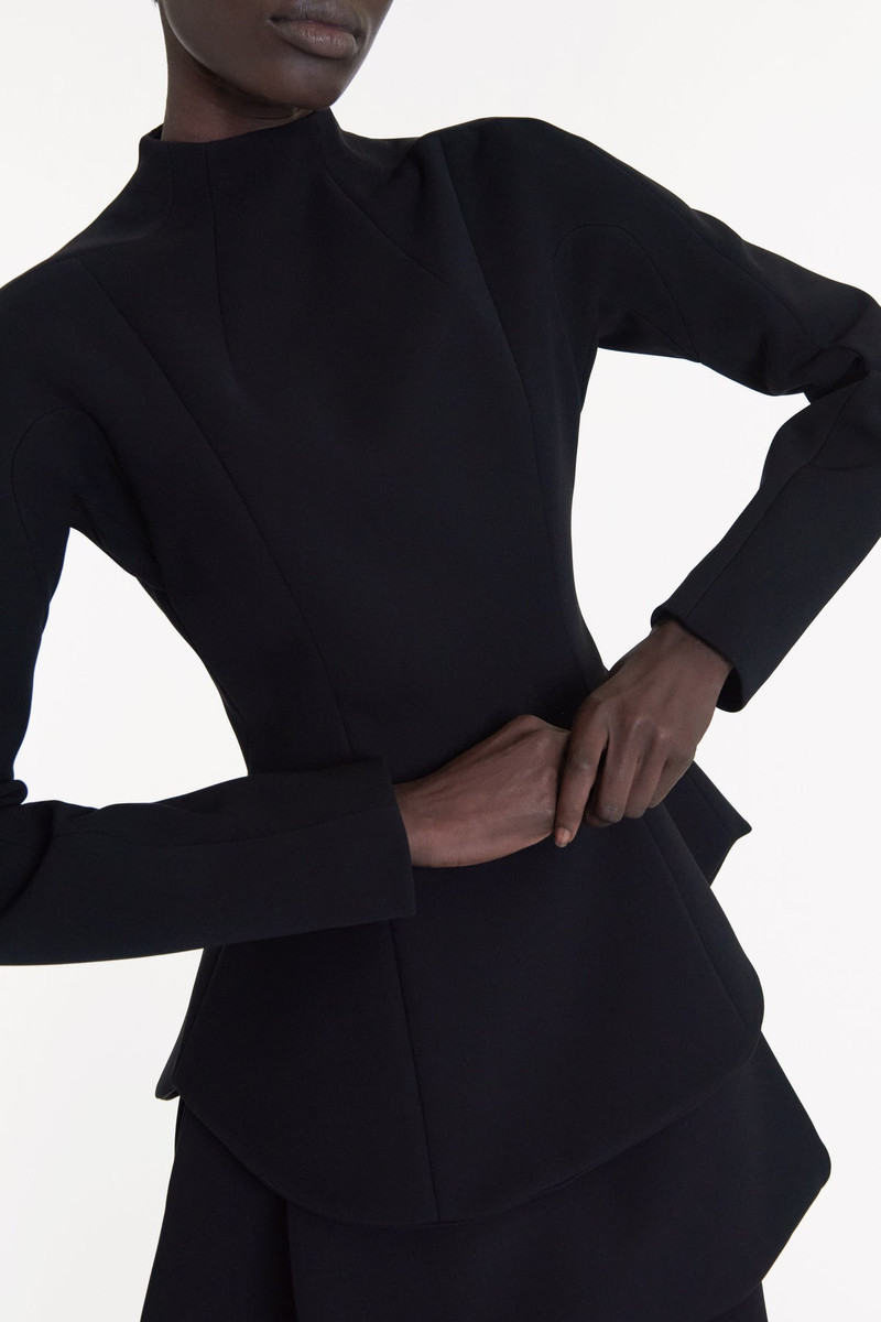 CURVED HEM TOP BLACK 3