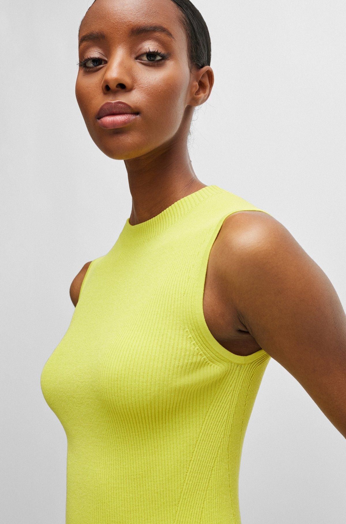 SLEEVELESS MOCK-NECK TOP IN RIBBED FABRIC - 5