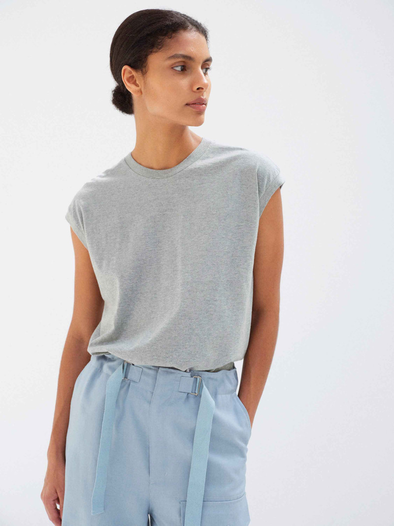 SEAMLESS CREW NECK SLEEVELESS 3