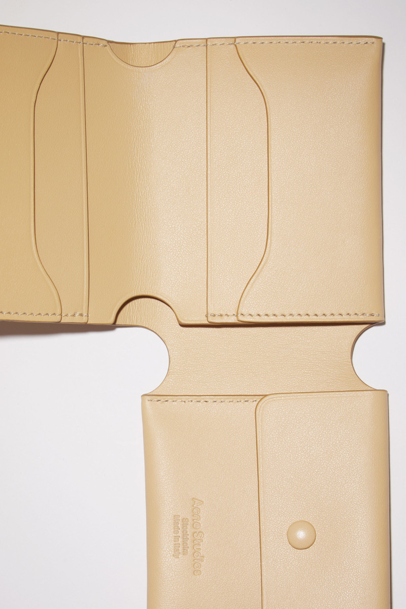 Leather trifold wallet - Dune beige 5