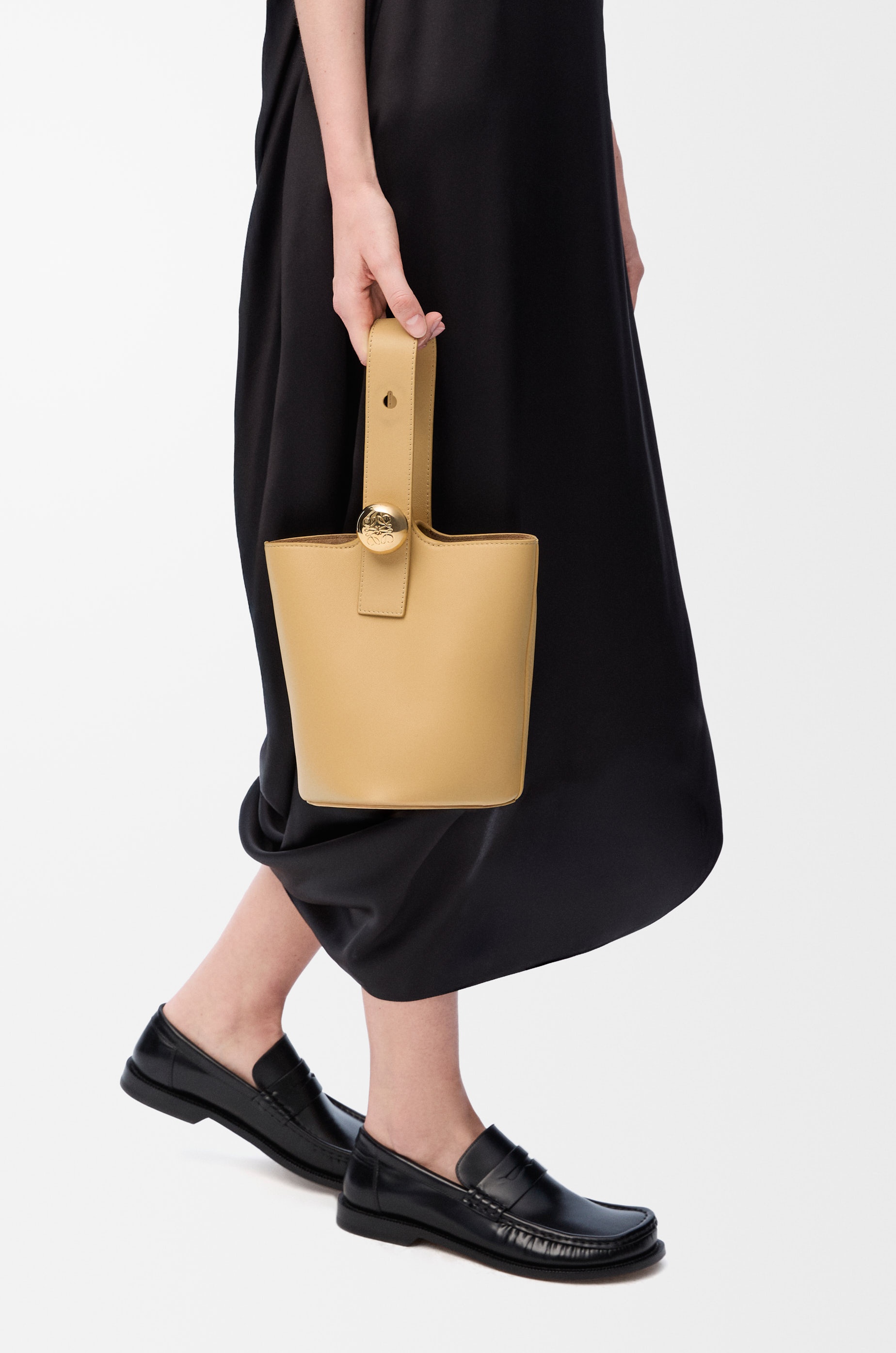 Mini Pebble bucket in smooth calfskin - 3