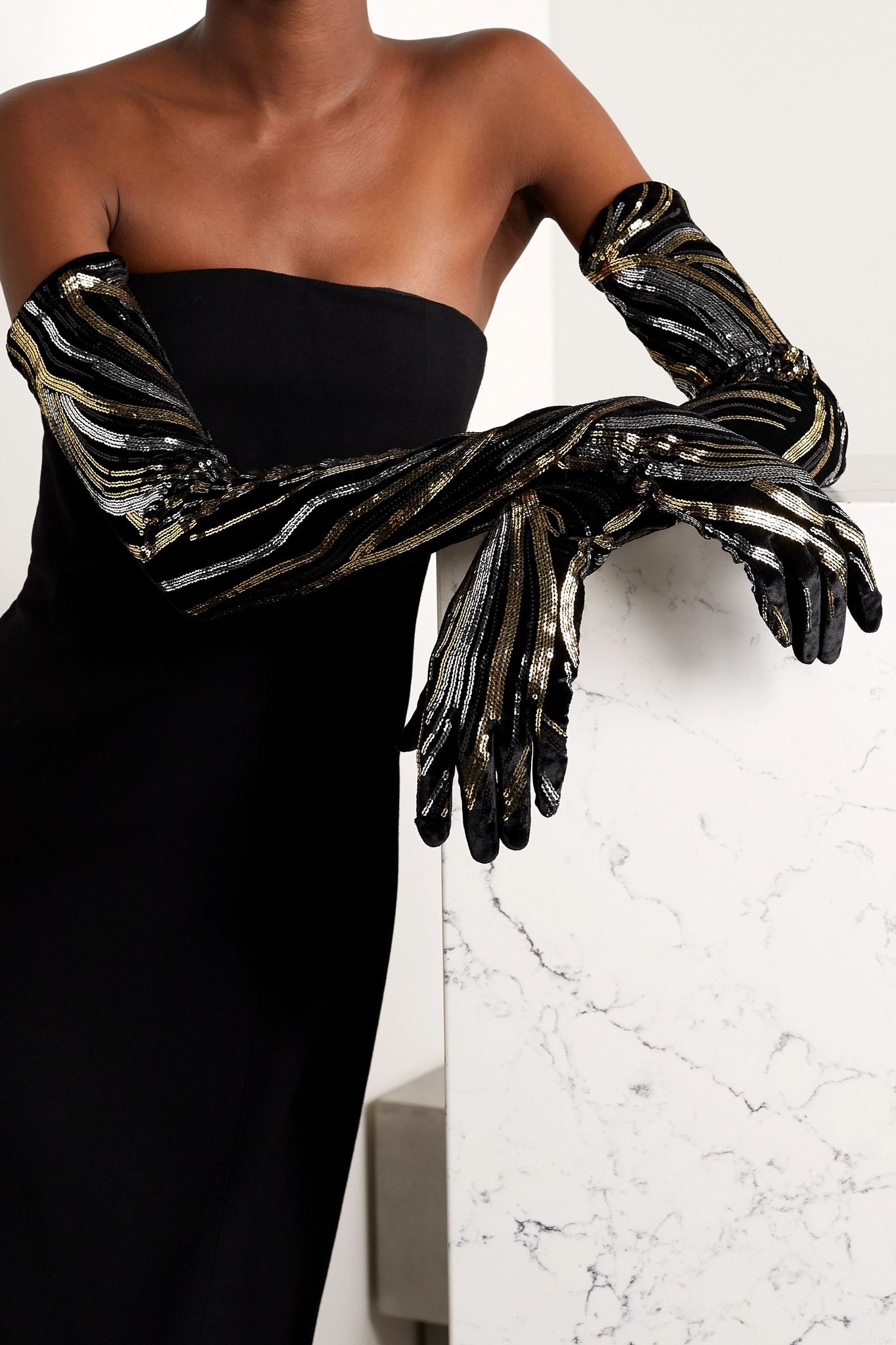 Sequin-embellished velvet gloves - 2