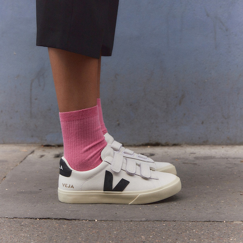 VEJA RECIFE LEATHER WHITE BLACK outlook