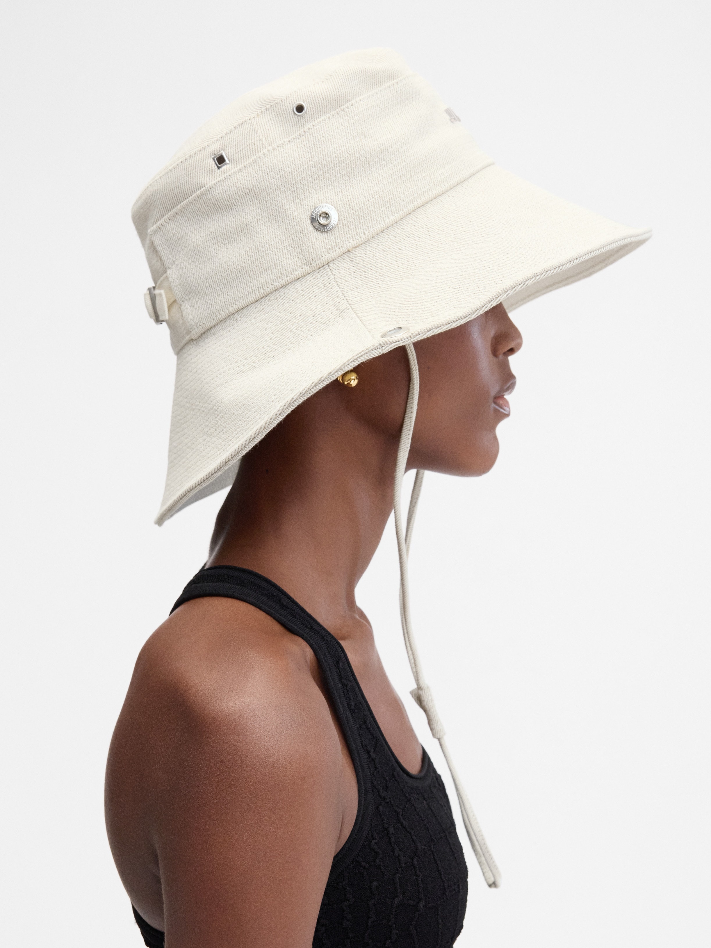 ハット JACQUEMUS Woman Hat White ACU00666AK00227 110 Jacquemus Off-White Le Chouchou 'Le Bob Artichaut' Beach Hat