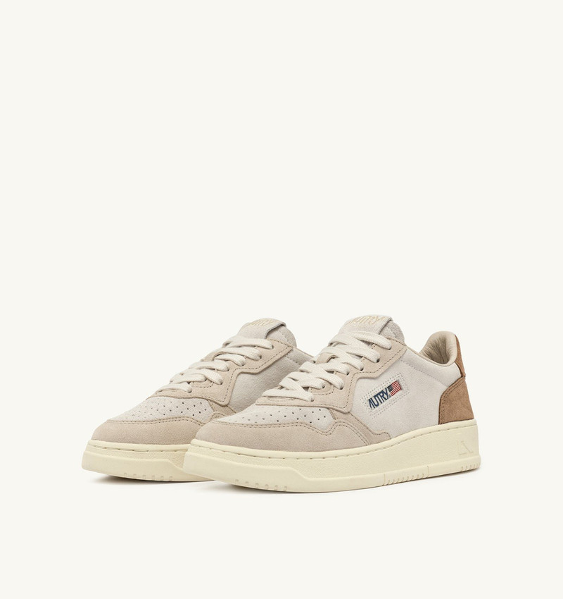 AUTRY MEDALIST LOW TRICOLOR SNEAKERS IN SAND AND CIGAR SUEDE outlook