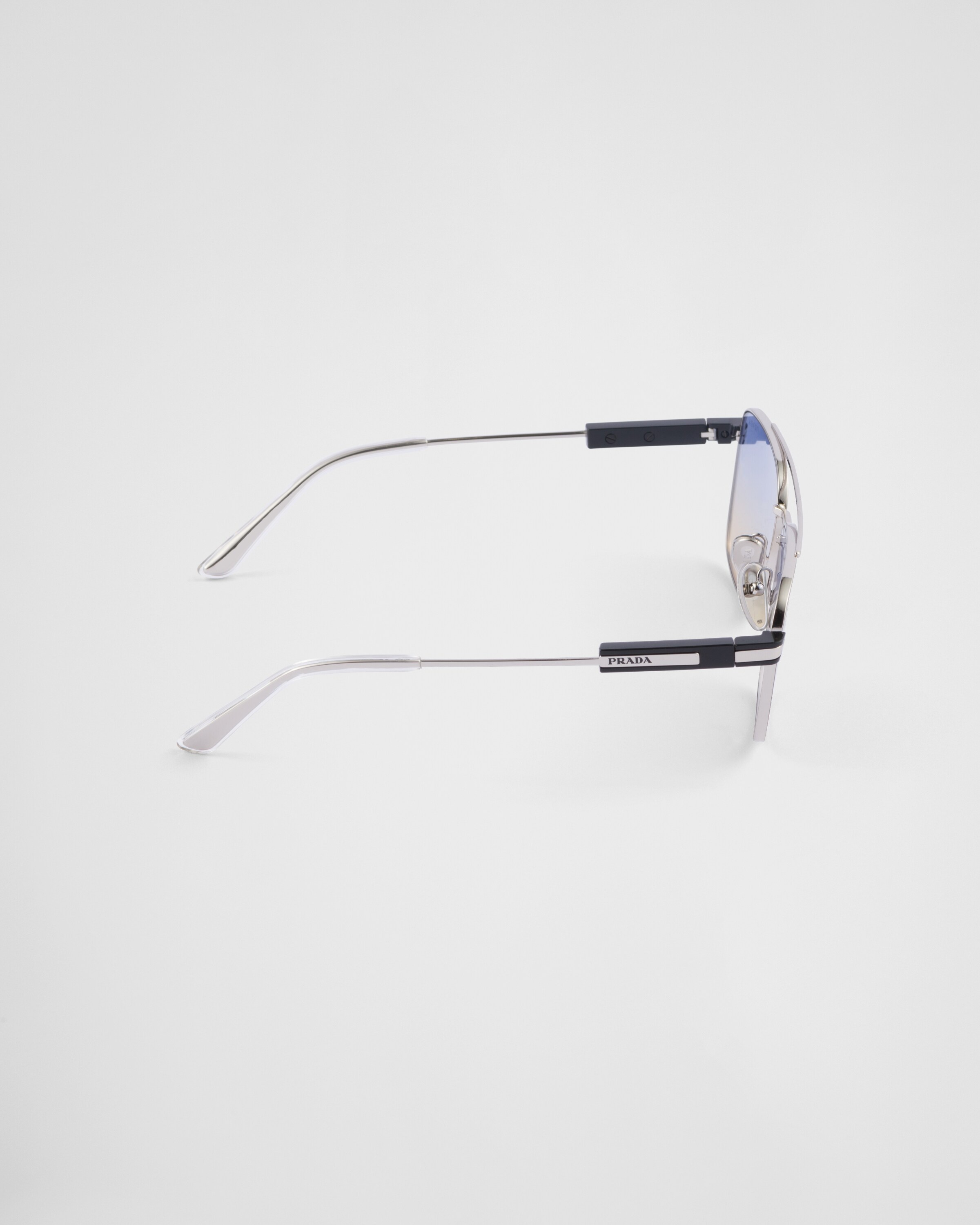 Sunglasses with iconic metal plaque - 4