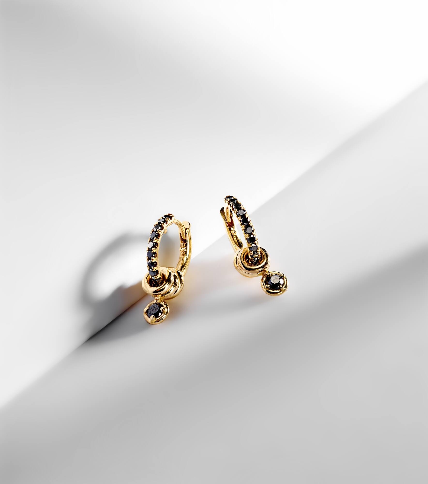 Zahra 18kt gold hoop earrings with black diamonds - 5