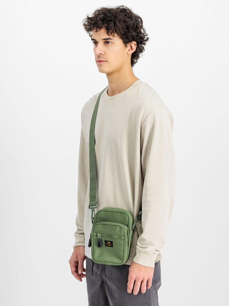 ALPHA INDUSTRIES SMALL LABEL MESSENGER BAG outlook