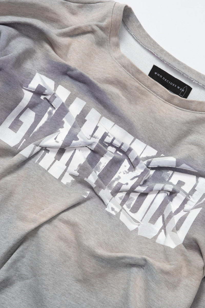 WHO DECIDES WAR GIANTHOOD PULLOVER outlook