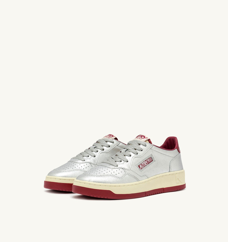 AUTRY MEDALIST LOW SNEAKERS IN SILVER AND RED METALIZED LEATHER outlook