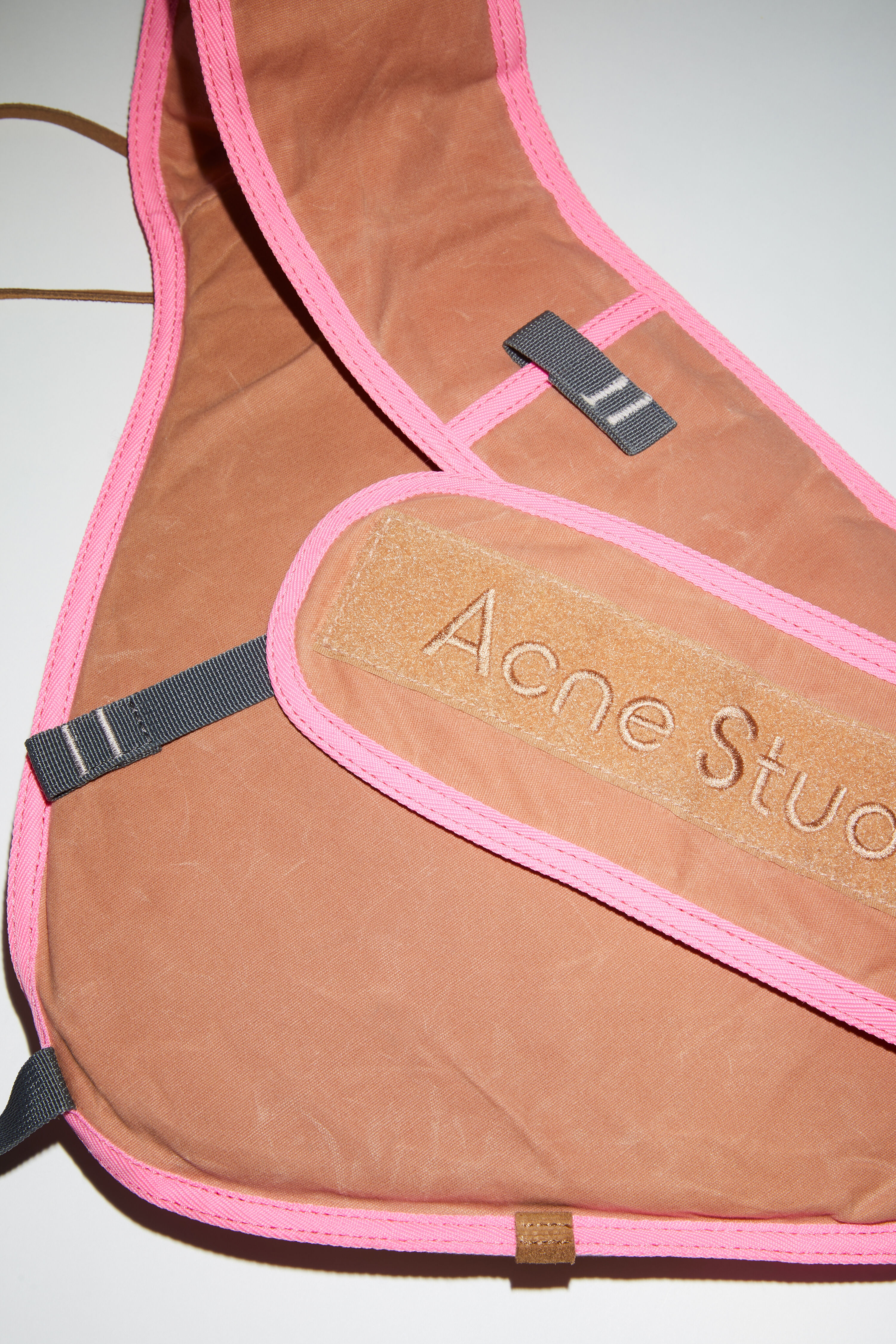 23aw Acne Studious スリングバックパック　ピンク Acne Studios Sling backpack - Pink/Fluo Pink | REVERSIBLE