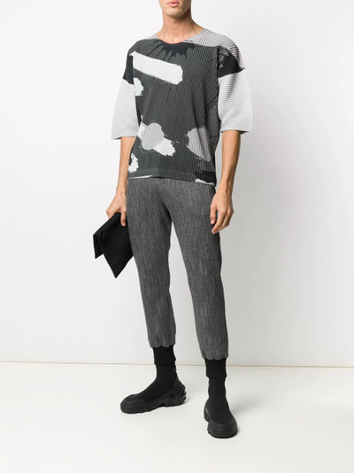 ISSEY MIYAKE abstract print pleated T-shirt outlook