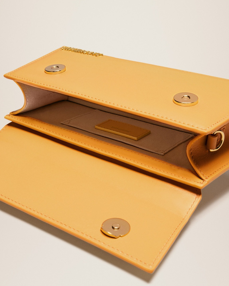 JACQUEMUS Le Chiquito long outlook