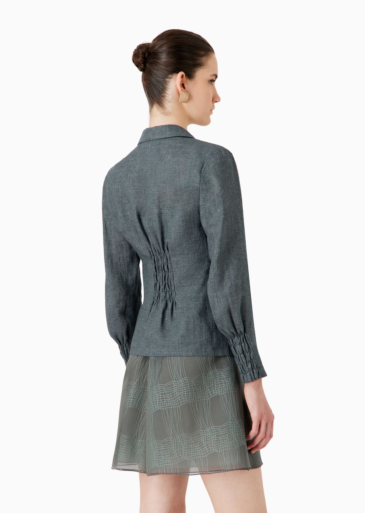 Single-breasted jacket with smocking details in washed linen - 3