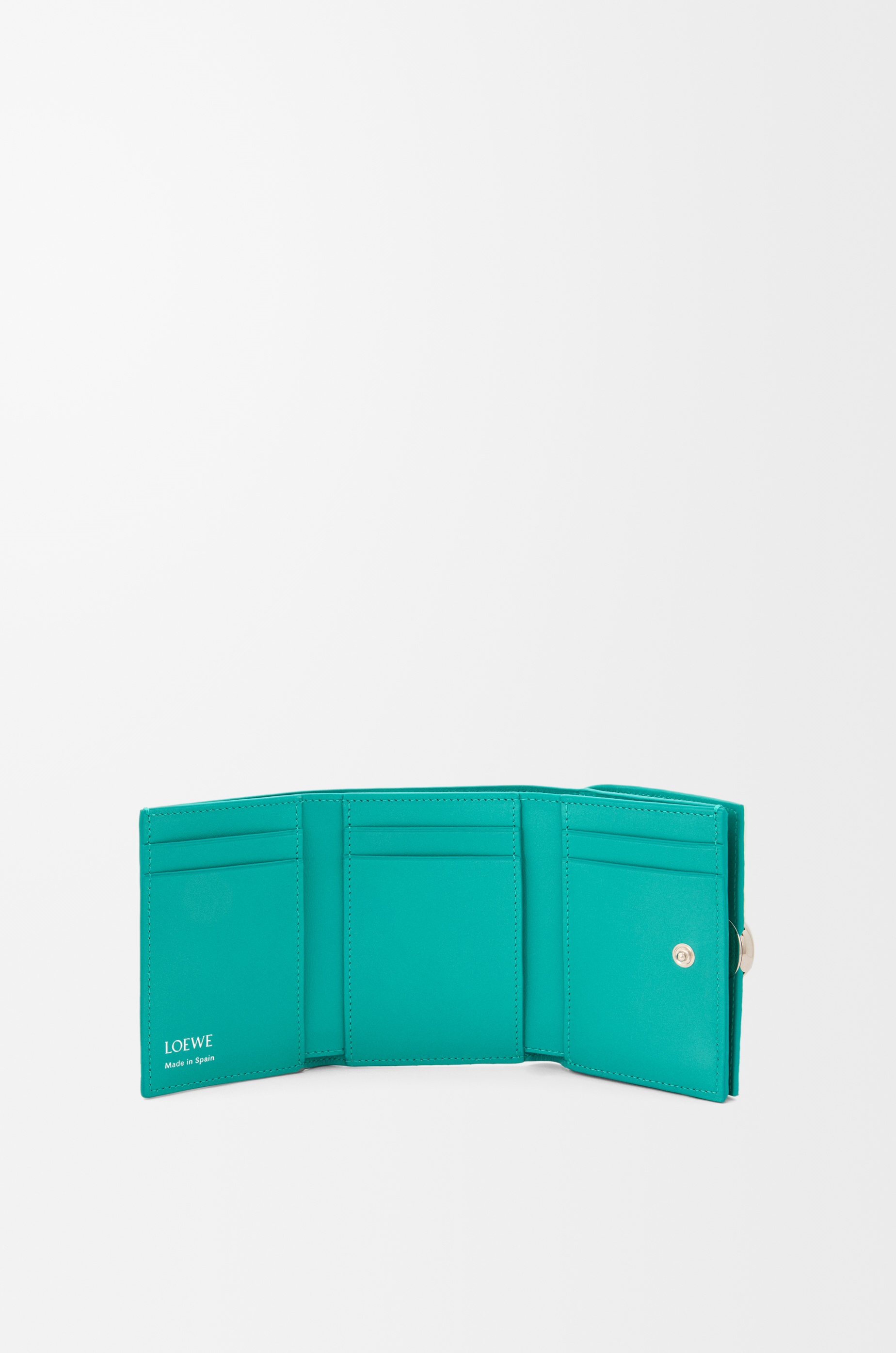 Pebble trifold wallet in pebble grain calfskin - 2
