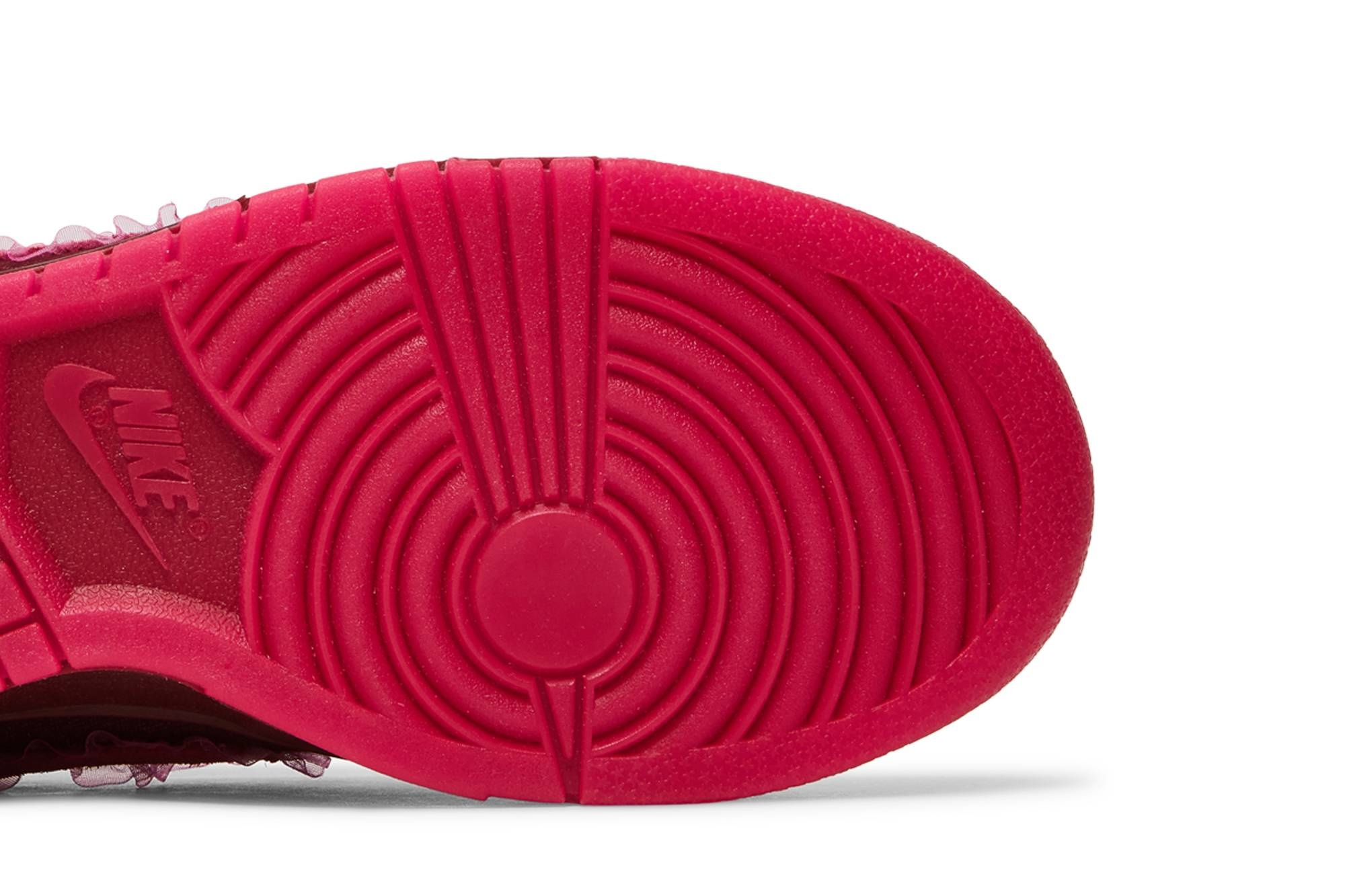 Wmns Dunk Low 'Valentine's Day' - 5
