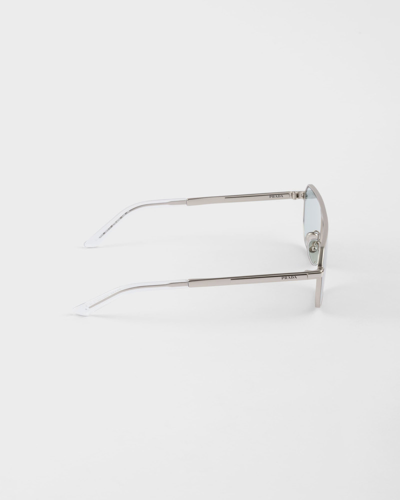 Sunglasses with the iconic metal plaque 4