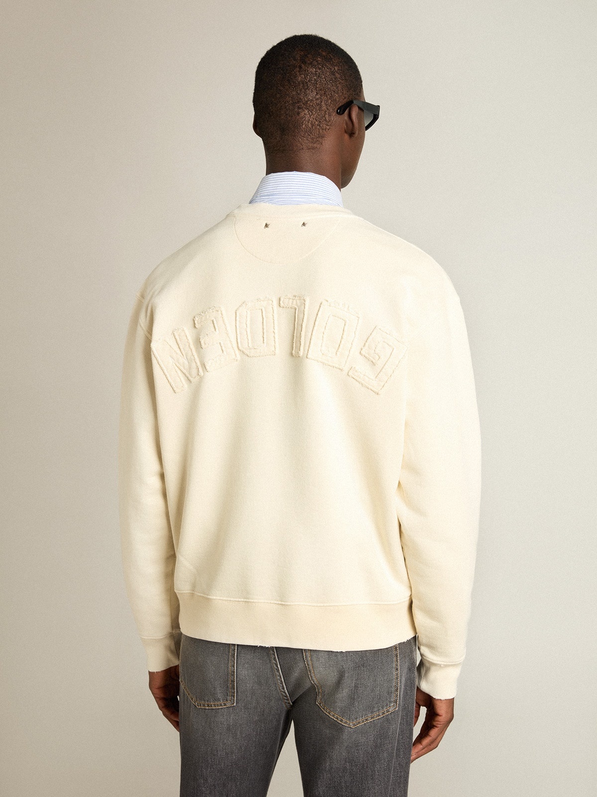 Sweatshirt in aged white with reverse logo on the back - Asian fit - 6