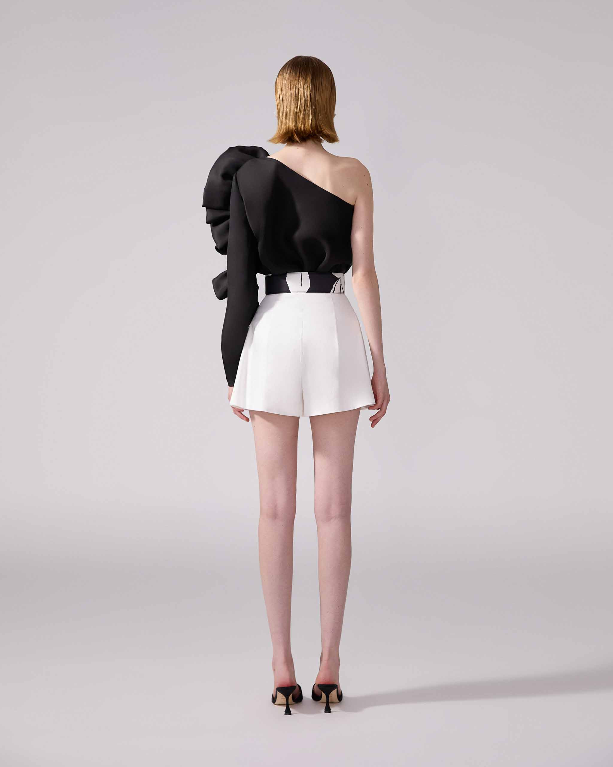 High-Waisted Shorts With Tie - 3