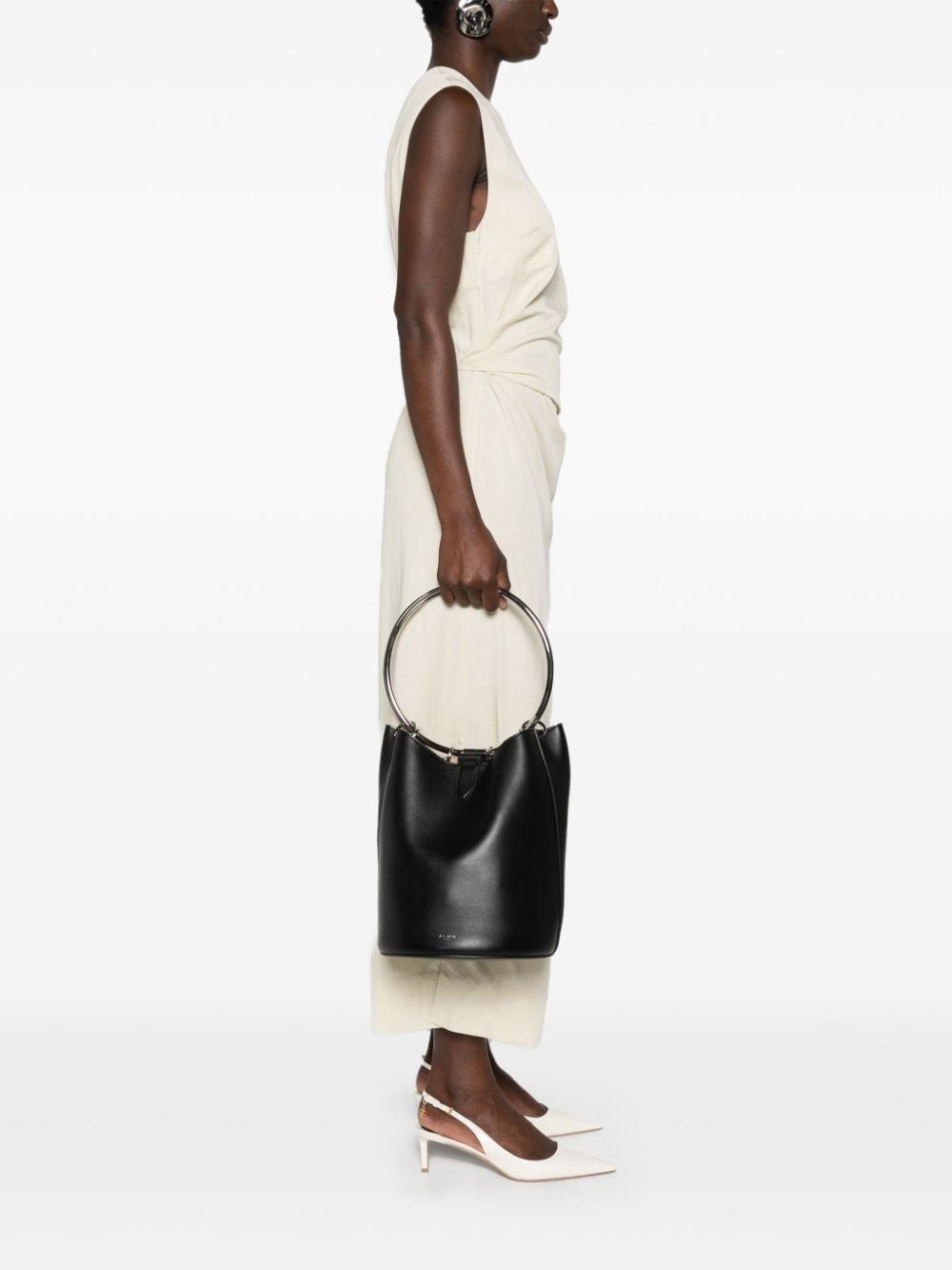 Ring large leather bucket bag - 5