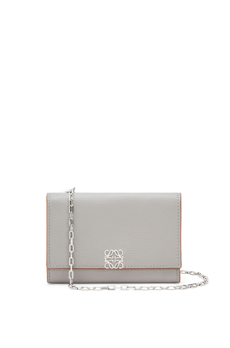 Anagram wallet on chain in pebble grain calfskin 1