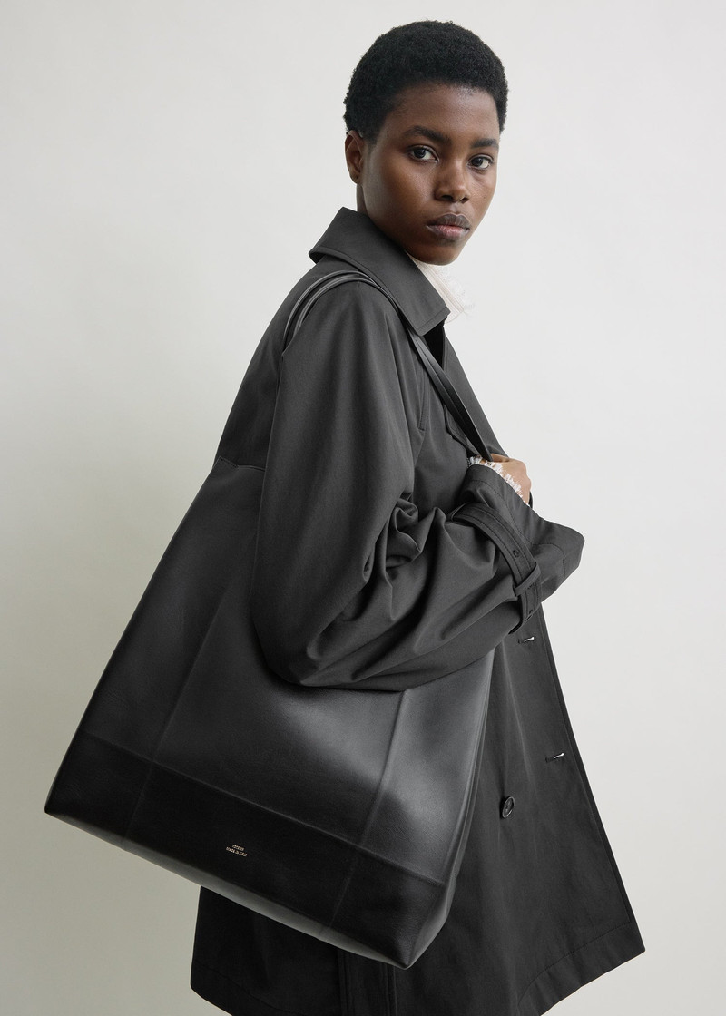 TOTEME Roam leather tote black - Preorder outlook