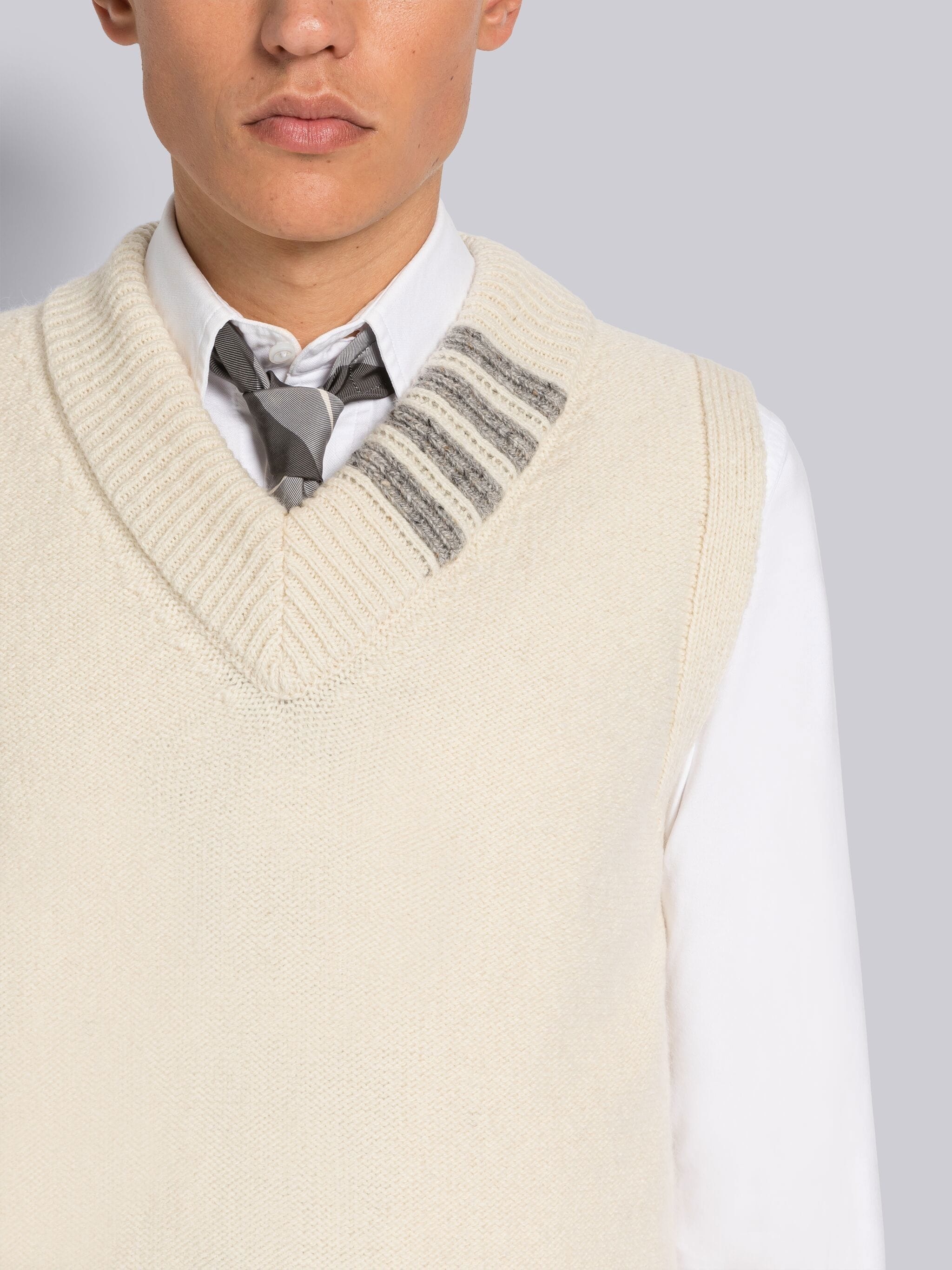 REVERSE JERSEY STITCH DONEGAL 4-BAR V-NECK VEST - 5