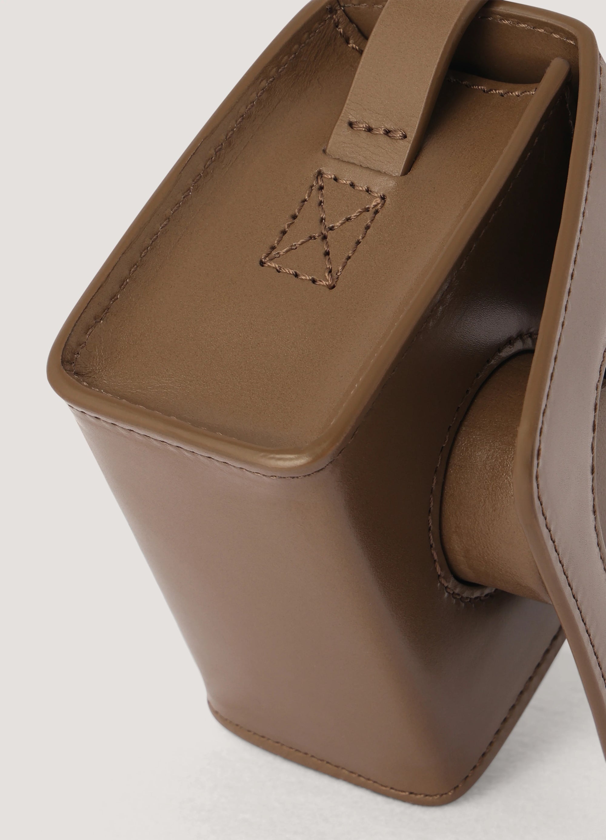MINI CAMERA BAG
VEGETABLE-TANNED LEATHER - 3