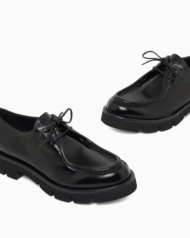 WALLABEE LACE-UPS IN SHINY POLISHED LEATHER 5