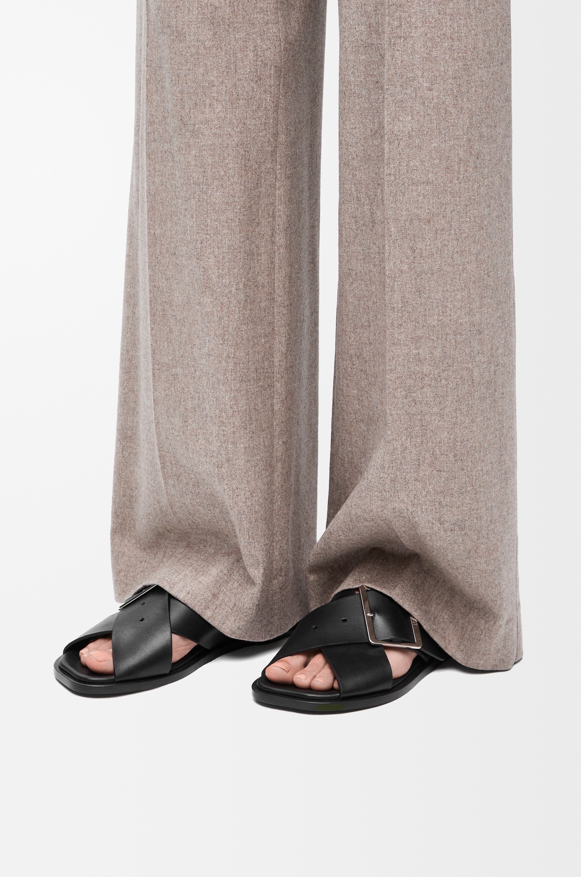 Petal Belt flat sandal in vegetable-tanned calfskin - 3