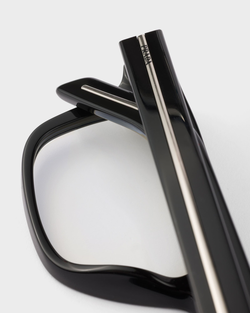 Sunglasses with iconic metal plaque 5