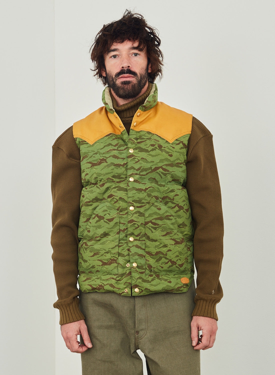 Rocky Mountain Featherbed x Nigel Cabourn Down Vest Mountain Camo in Green - 2