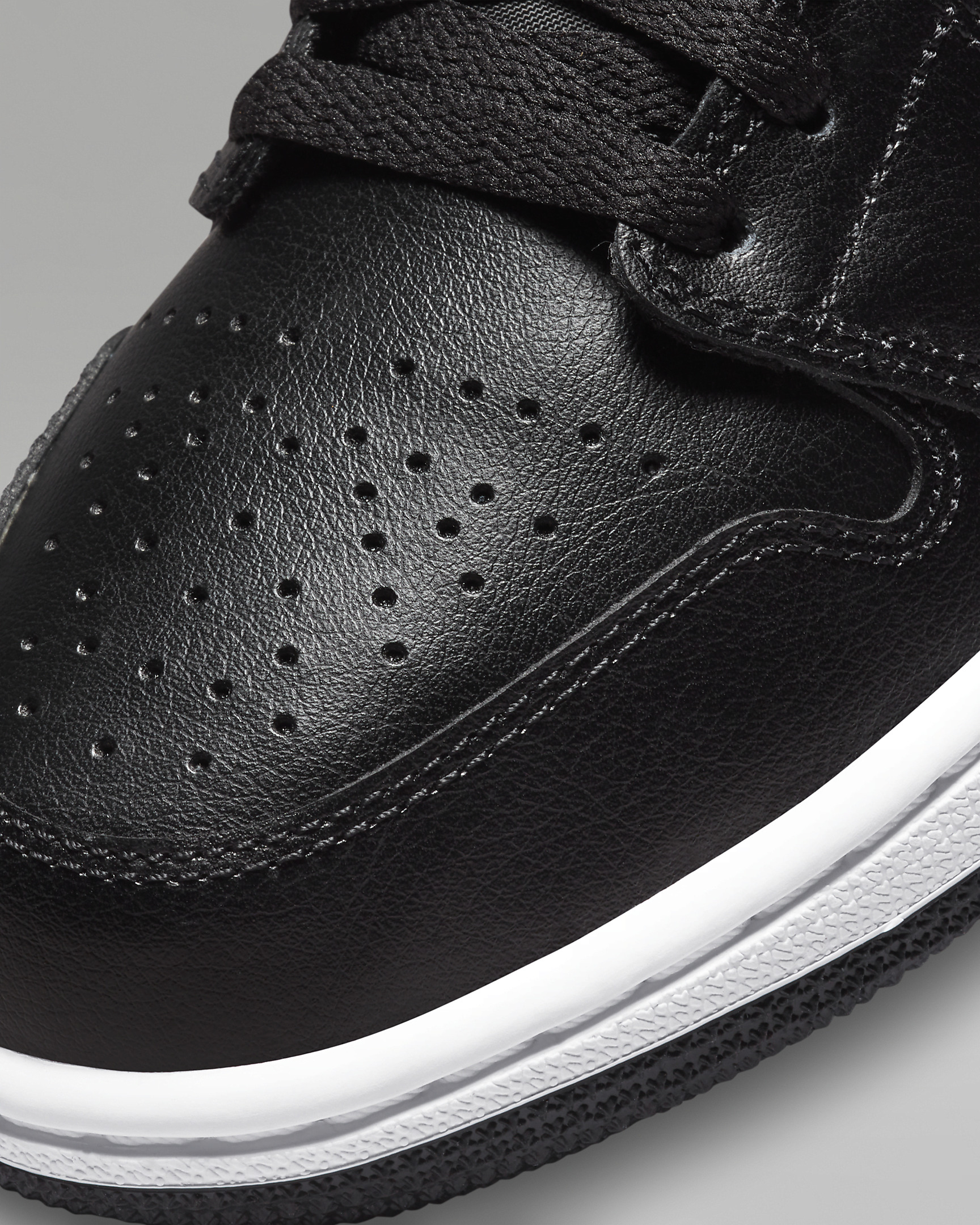 Air Jordan 1 Mid Women's Shoes - 7