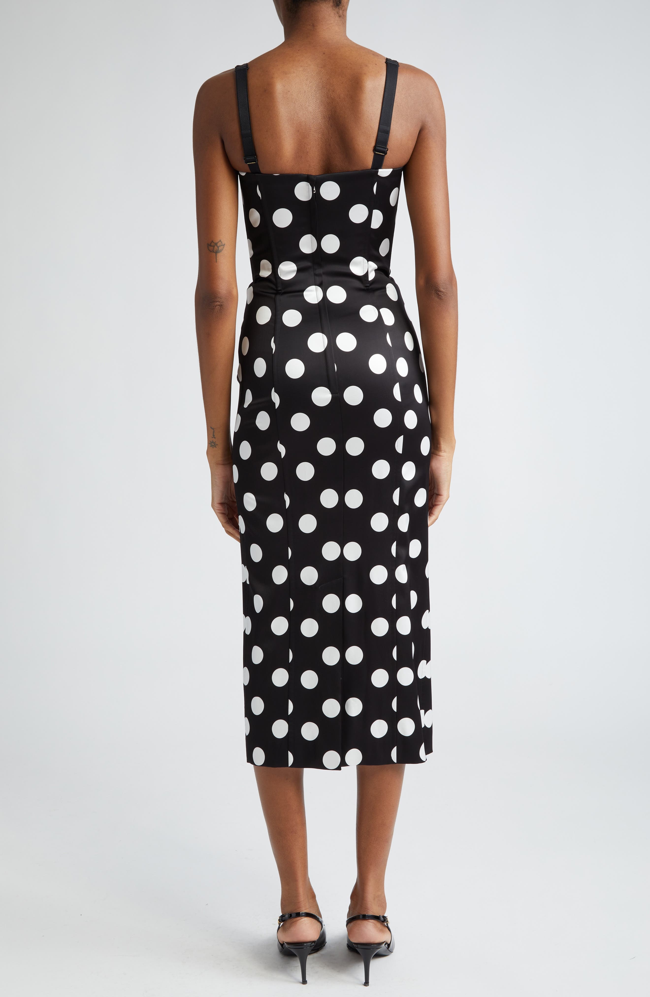 Polka Dot Ruched Satin Sheath Dress in Hnl2Wpois Bco Fdo. nero - 3