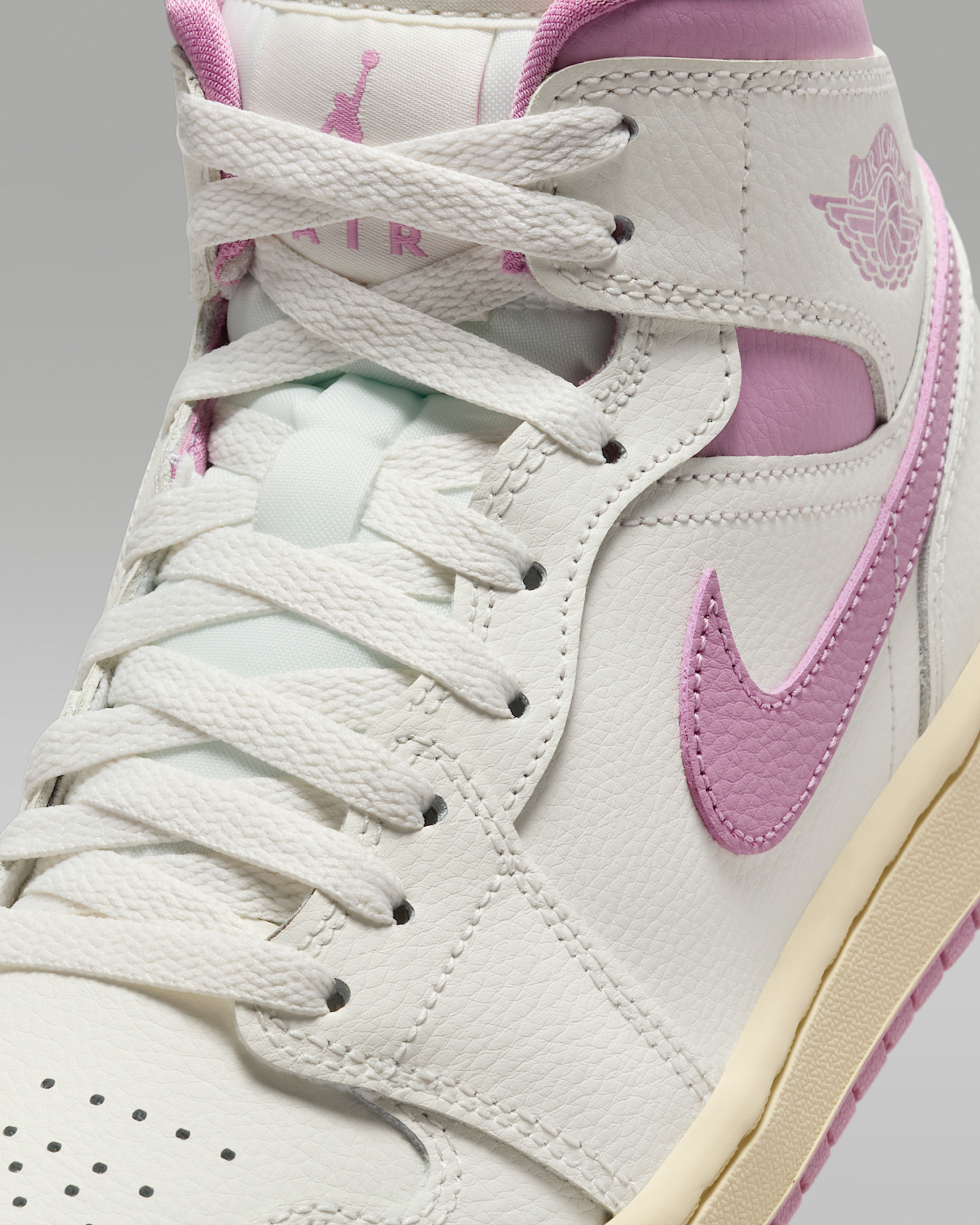 Air Jordan 1 Mid Women's Shoes - 7