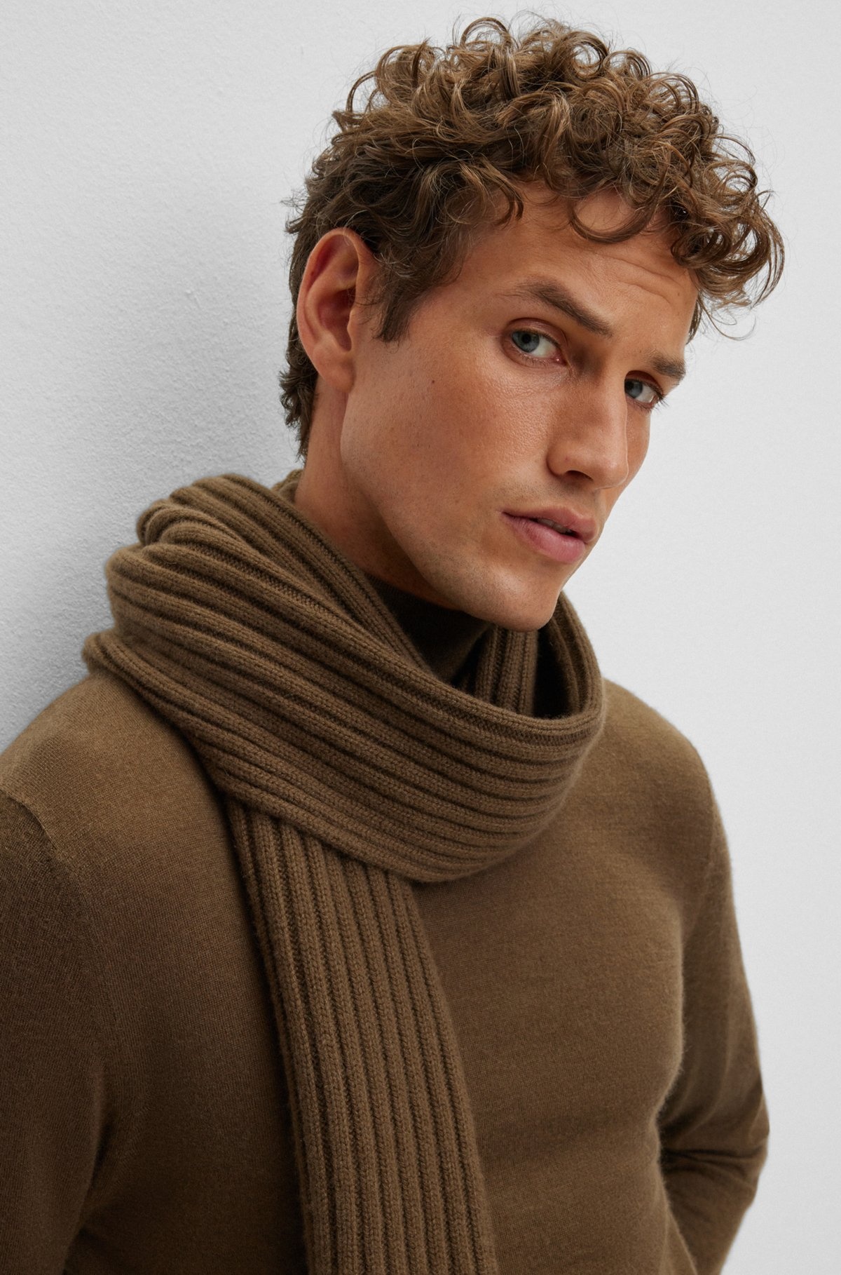 RIB-KNIT CASHMERE SCARF WITH METAL LOGO PLAQUE - 3