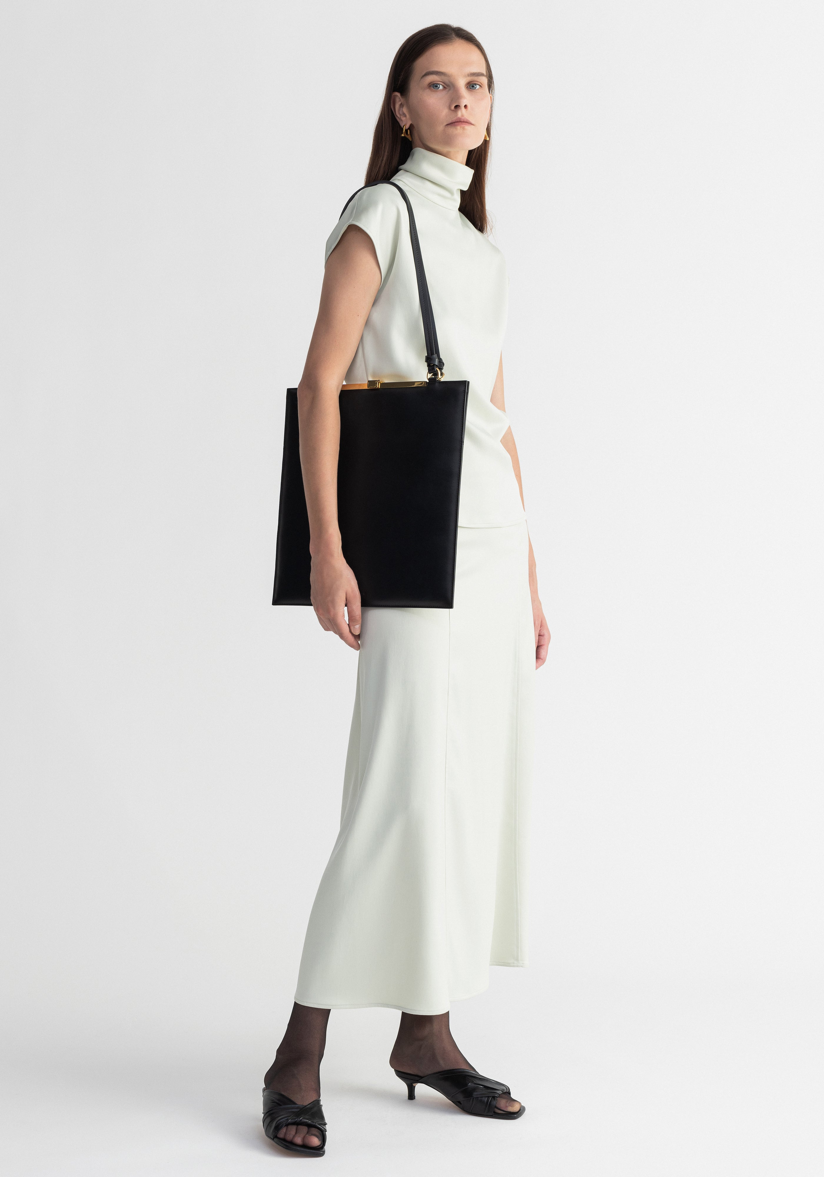 JULIETTE
Leather flat shoulder bag - 2