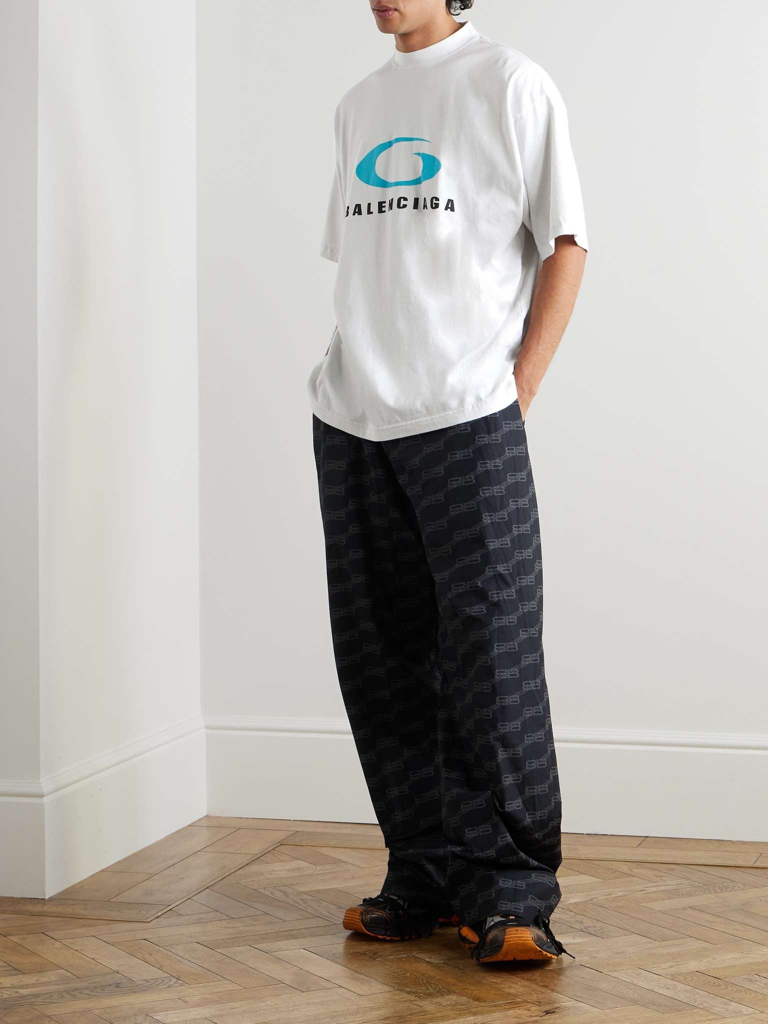 送料込+BALENCIAGA+Loop Sports Icon Tシャツミディアムフィット BALENCIAGA Men's Loop Sports Icon T-shirt Medium Fit in